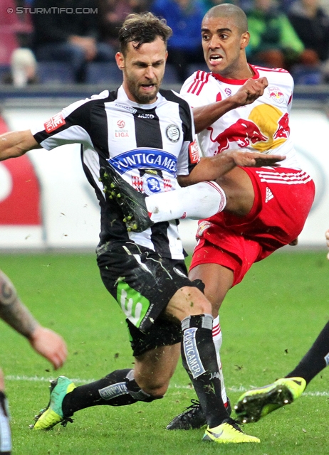 Salzburg - Sturm Graz
Oesterreichische Fussball Bundesliga, 14. Runde, FC RB Salzburg - SK Sturm Graz, Stadion Wals-Siezenheim, 02.11.2013. 

Foto zeigt Michael Madl (Sturm) und Alan Borges De Carvalho (Salzburg)
