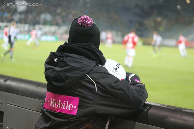 Sturm Graz - Ried
Oesterreichische Fussball Bundesliga, 15. Runde, SK Sturm Graz - SV Ried, Stadion Liebenau Graz, 27.11.2013. 

Foto zeigt einen Balljungen
