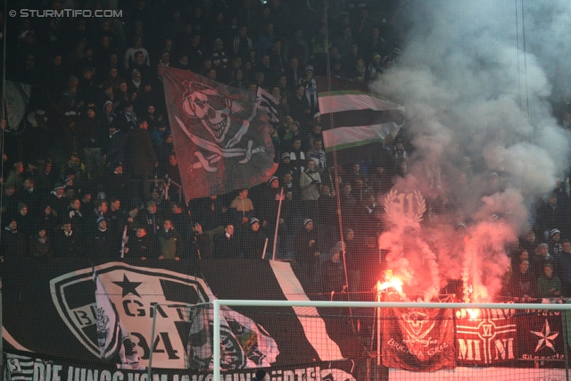 Sturm Graz - Wr. Neustadt
Oesterreichische Fussball Bundesliga, 17. Runde, SK Sturm Graz - SC Wiener Neustadt, Stadion Liebenau Graz, 30.11.2013. 

Foto zeigt Fans von Sturm
Schlüsselwörter: pyrotechnik