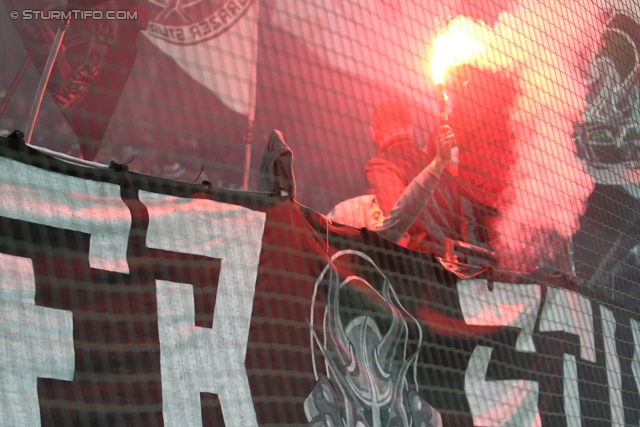 Sturm Graz - Wr. Neustadt
Oesterreichische Fussball Bundesliga, 17. Runde, SK Sturm Graz - SC Wiener Neustadt, Stadion Liebenau Graz, 30.11.2013. 

Foto zeigt Fans von Sturm
Schlüsselwörter: pyrotechnik