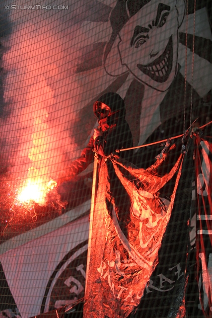 Sturm Graz - Wr. Neustadt
Oesterreichische Fussball Bundesliga, 17. Runde, SK Sturm Graz - SC Wiener Neustadt, Stadion Liebenau Graz, 30.11.2013. 

Foto zeigt Fans von Sturm
Schlüsselwörter: pyrotechnik