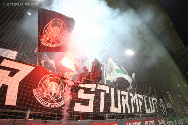 Sturm Graz - Wr. Neustadt
Oesterreichische Fussball Bundesliga, 17. Runde, SK Sturm Graz - SC Wiener Neustadt, Stadion Liebenau Graz, 30.11.2013. 

Foto zeigt Fans von Sturm
Schlüsselwörter: pyrotechnik