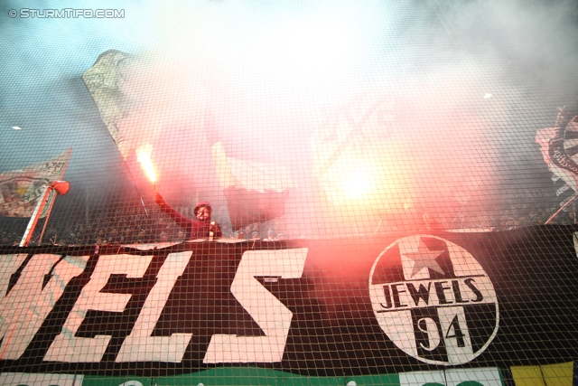 Sturm Graz - Wr. Neustadt
Oesterreichische Fussball Bundesliga, 17. Runde, SK Sturm Graz - SC Wiener Neustadt, Stadion Liebenau Graz, 30.11.2013. 

Foto zeigt Fans von Sturm
Schlüsselwörter: pyrotechnik