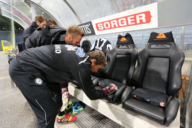 Sturm Graz - Wr. Neustadt
Oesterreichische Fussball Bundesliga, 17. Runde, SK Sturm Graz - SC Wiener Neustadt, Stadion Liebenau Graz, 30.11.2013. 

Foto zeigt Martin Ehrenreich (Sturm) und Christian Gratzei (Sturm) vor der Ersatzbank von Sturm
