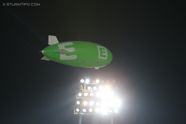 Sturm Graz - Wr. Neustadt
Oesterreichische Fussball Bundesliga, 17. Runde, SK Sturm Graz - SC Wiener Neustadt, Stadion Liebenau Graz, 30.11.2013. 

Foto zeigt einen Zeppelin und einen Flutlichtmasten
