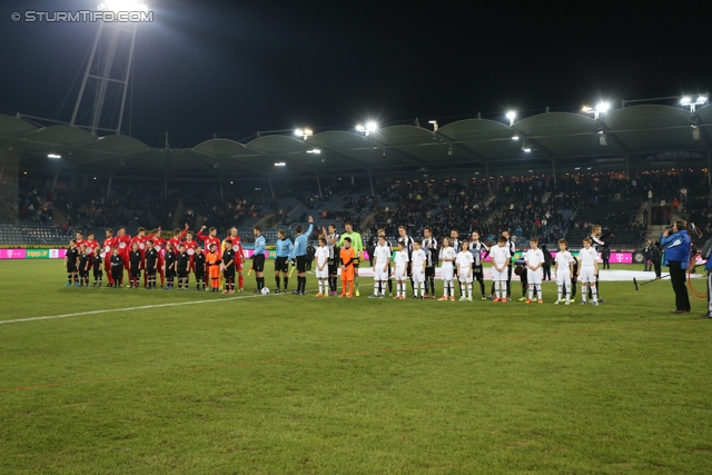 Sturm Graz - Wr. Neustadt
Oesterreichische Fussball Bundesliga, 17. Runde, SK Sturm Graz - SC Wiener Neustadt, Stadion Liebenau Graz, 30.11.2013. 

Foto zeigt Mannschaft von Wr. Neustadt, das Schiedsrichterteam und die Mannschaft von Sturm
