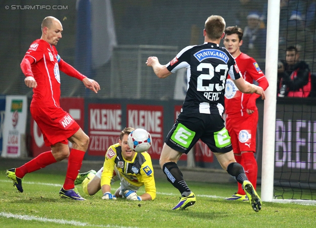 Sturm Graz - Wr. Neustadt
Oesterreichische Fussball Bundesliga, 17. Runde, SK Sturm Graz - SC Wiener Neustadt, Stadion Liebenau Graz, 30.11.2013. 

Foto zeigt Thomas Vollnhofer (Wr. Neustadt) und Robert Beric (Sturm)
