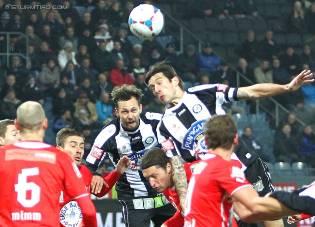 Sturm Graz - Wr. Neustadt
Oesterreichische Fussball Bundesliga, 17. Runde, SK Sturm Graz - SC Wiener Neustadt, Stadion Liebenau Graz, 30.11.2013. 

Foto zeigt Denis Mimm (Wr. Neustadt), Michael Madl (Sturm) und Nikola Vujadinovic (Sturm)
Schlüsselwörter: kopfball