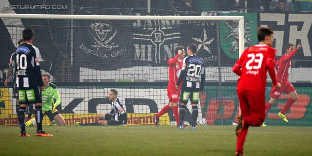 Sturm Graz - Wr. Neustadt
Oesterreichische Fussball Bundesliga, 17. Runde, SK Sturm Graz - SC Wiener Neustadt, Stadion Liebenau Graz, 30.11.2013. 

Foto zeigt Anel Hadzic (Sturm), Benedikt Pliquett (Sturm), Daniel Offenbacher (Sturm), Stefan Stangl (Wr. Neustadt) und Thomas Pichlmann (Wr. Neustadt)
Schlüsselwörter: tor