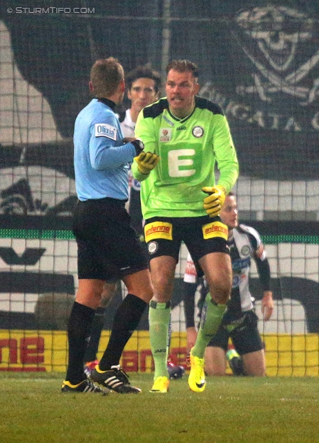 Sturm Graz - Wr. Neustadt
Oesterreichische Fussball Bundesliga, 17. Runde, SK Sturm Graz - SC Wiener Neustadt, Stadion Liebenau Graz, 30.11.2013. 

Foto zeigt Schiedsrichter Manuel Schuettengruber und Benedikt Pliquett (Sturm)
