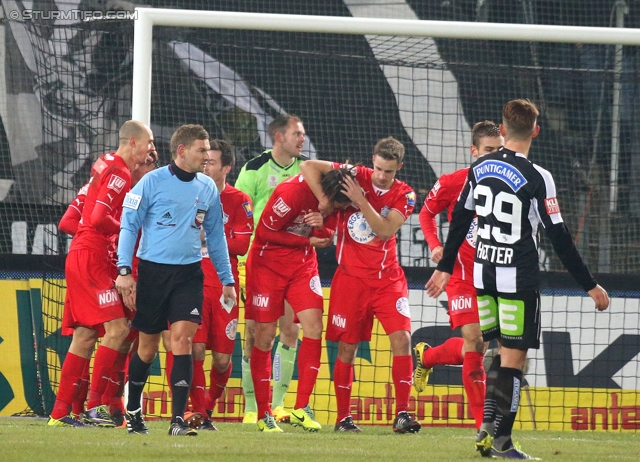 Sturm Graz - Wr. Neustadt
Oesterreichische Fussball Bundesliga, 17. Runde, SK Sturm Graz - SC Wiener Neustadt, Stadion Liebenau Graz, 30.11.2013. 

Foto zeigt Schiedsrichter Manuel Sch?ttengruber, Benedikt Pliquett (Sturm), Thomas Pichlmann (Wr. Neustadt) und Philipp Huetter (Sturm)
Schlüsselwörter: tor