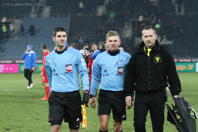 Sturm Graz - Wr. Neustadt
Oesterreichische Fussball Bundesliga, 17. Runde, SK Sturm Graz - SC Wiener Neustadt, Stadion Liebenau Graz, 30.11.2013. 

Foto zeigt das Schiedsrichterteam und Security
