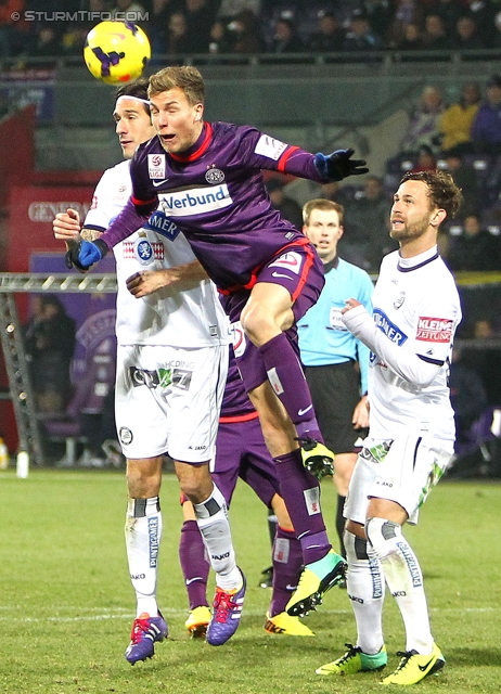 Austria Wien - Sturm Graz
Oesterreichische Fussball Bundesliga, 18. Runde, FK Austria Wien - SK Sturm Graz, Franz-Horr-Stadion Wien, 03.12.2013. 

Foto zeigt Nikola Vujadinovic (Sturm),  Florian Mader (Austria) und Michael Madl (Sturm)
Schlüsselwörter: kopfball