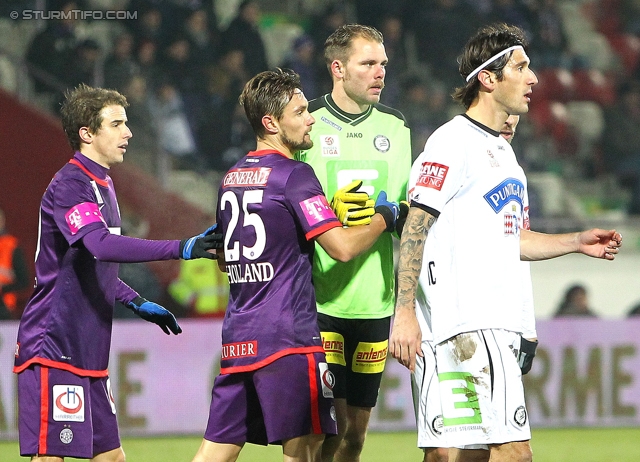 Austria Wien - Sturm Graz
Oesterreichische Fussball Bundesliga, 18. Runde, FK Austria Wien - SK Sturm Graz, Franz-Horr-Stadion Wien, 03.12.2013. 

Foto zeigt James Holland (Austria), Benedikt Pliquett (Sturm) und Nikola Vujadinovic (Sturm)
