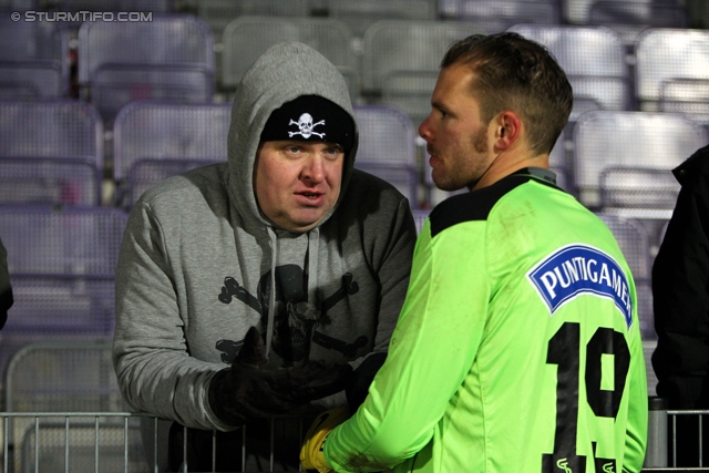 Austria Wien - Sturm Graz
Oesterreichische Fussball Bundesliga, 18. Runde, FK Austria Wien - SK Sturm Graz, Franz-Horr-Stadion Wien, 03.12.2013. 

Foto zeigt einen Fan und Benedikt Pliquett (Sturm)
