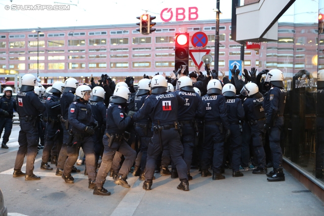 Innsbruck - Sturm Graz
Oesterreichische Fussball Bundesliga, 19. Runde,FC Wacker Innsbruck - SK Sturm Graz, Tivoli Stadion Innsbruck, 07.12.2013. 

Foto zeigt Fans von Sturm und Polizei
