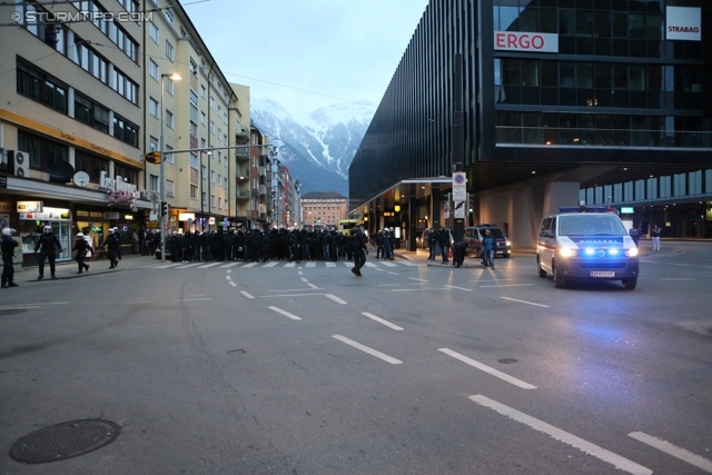 Innsbruck - Sturm Graz
Oesterreichische Fussball Bundesliga, 19. Runde,FC Wacker Innsbruck - SK Sturm Graz, Tivoli Stadion Innsbruck, 07.12.2013. 

Foto zeigt Fans von Sturm beim Corteo
