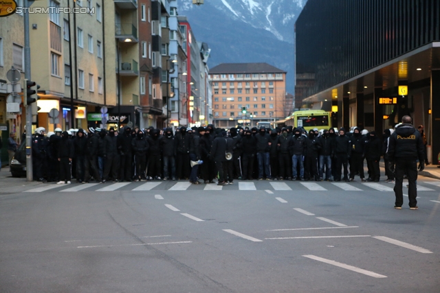 Innsbruck - Sturm Graz
Oesterreichische Fussball Bundesliga, 19. Runde,FC Wacker Innsbruck - SK Sturm Graz, Tivoli Stadion Innsbruck, 07.12.2013. 

Foto zeigt Fans von Sturm beim Corteo
