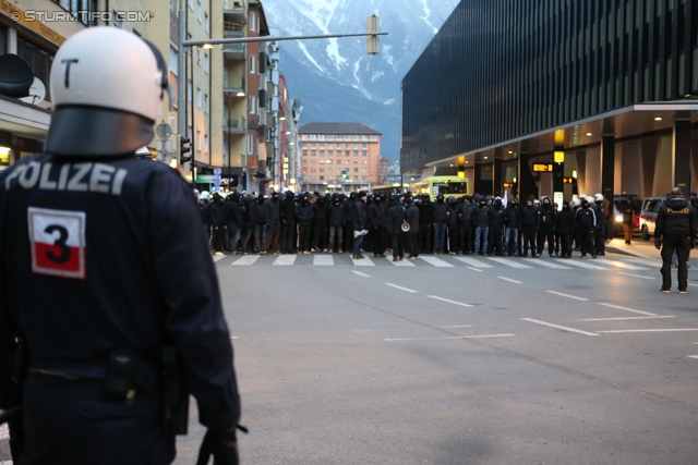 Innsbruck - Sturm Graz
Oesterreichische Fussball Bundesliga, 19. Runde,FC Wacker Innsbruck - SK Sturm Graz, Tivoli Stadion Innsbruck, 07.12.2013. 

Foto zeigt Fans von Sturm beim Corteo
