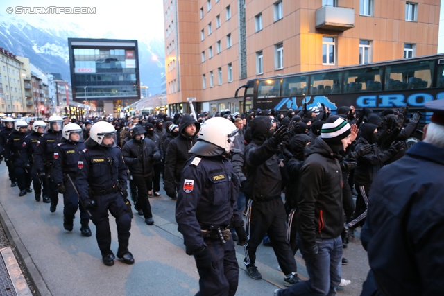 Innsbruck - Sturm Graz
Oesterreichische Fussball Bundesliga, 19. Runde,FC Wacker Innsbruck - SK Sturm Graz, Tivoli Stadion Innsbruck, 07.12.2013. 

Foto zeigt Fans von Sturm beim Corteo

