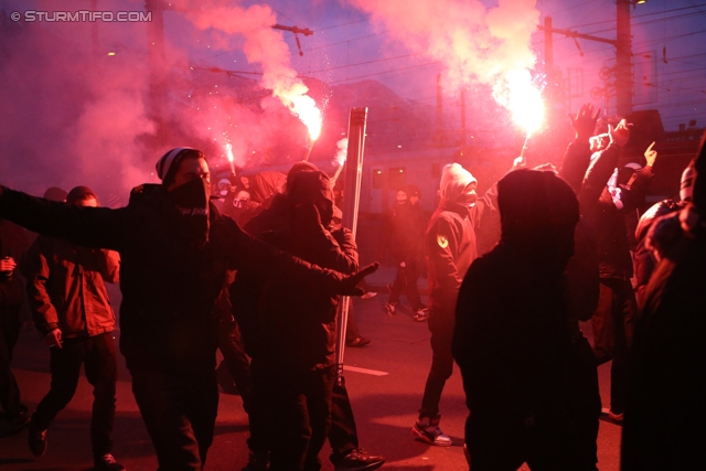 Innsbruck - Sturm Graz
Oesterreichische Fussball Bundesliga, 19. Runde,FC Wacker Innsbruck - SK Sturm Graz, Tivoli Stadion Innsbruck, 07.12.2013. 

Foto zeigt Fans von Sturm beim Corteo
Schlüsselwörter: pyrotechnik