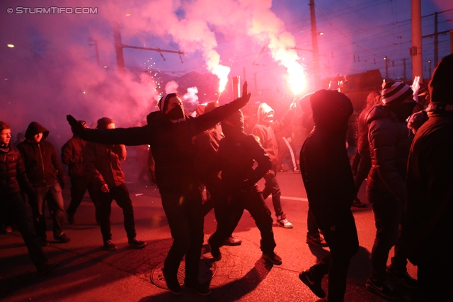 Innsbruck - Sturm Graz
Oesterreichische Fussball Bundesliga, 19. Runde,FC Wacker Innsbruck - SK Sturm Graz, Tivoli Stadion Innsbruck, 07.12.2013. 

Foto zeigt Fans von Sturm beim Corteo
Schlüsselwörter: pyrotechnik