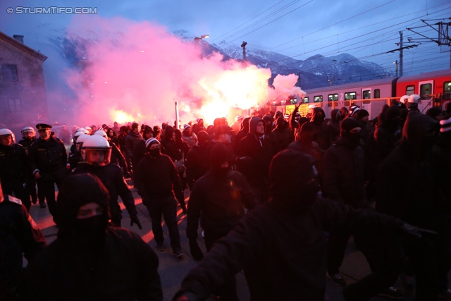 Innsbruck - Sturm Graz
Oesterreichische Fussball Bundesliga, 19. Runde,FC Wacker Innsbruck - SK Sturm Graz, Tivoli Stadion Innsbruck, 07.12.2013. 

Foto zeigt Fans von Sturm beim Corteo
Schlüsselwörter: pyrotechnik