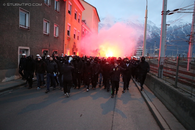 Innsbruck - Sturm Graz
Oesterreichische Fussball Bundesliga, 19. Runde,FC Wacker Innsbruck - SK Sturm Graz, Tivoli Stadion Innsbruck, 07.12.2013. 

Foto zeigt Fans von Sturm beim Corteo
Schlüsselwörter: pyrotechnik