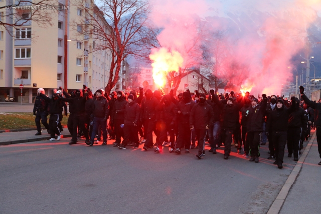 Innsbruck - Sturm Graz
Oesterreichische Fussball Bundesliga, 19. Runde,FC Wacker Innsbruck - SK Sturm Graz, Tivoli Stadion Innsbruck, 07.12.2013. 

Foto zeigt Fans von Sturm beim Corteo
Schlüsselwörter: pyrotechnik