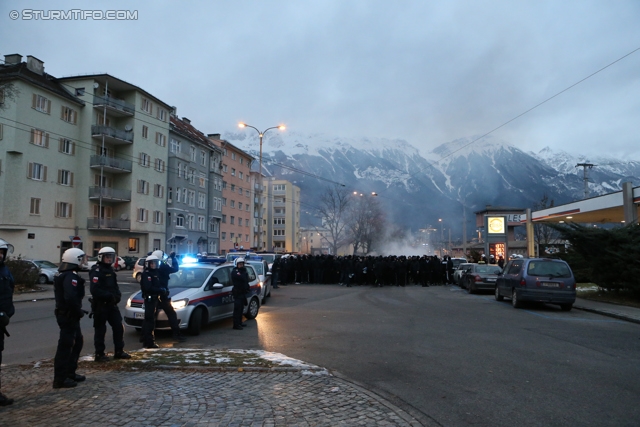 Innsbruck - Sturm Graz
Oesterreichische Fussball Bundesliga, 19. Runde,FC Wacker Innsbruck - SK Sturm Graz, Tivoli Stadion Innsbruck, 07.12.2013. 

Foto zeigt Fans von Sturm beim Corteo
Schlüsselwörter: pyrotechnik