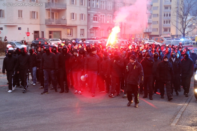 Innsbruck - Sturm Graz
Oesterreichische Fussball Bundesliga, 19. Runde,FC Wacker Innsbruck - SK Sturm Graz, Tivoli Stadion Innsbruck, 07.12.2013. 

Foto zeigt Fans von Sturm beim Corteo
Schlüsselwörter: pyrotechnik