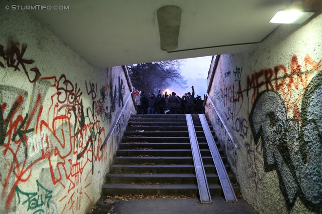 Innsbruck - Sturm Graz
Oesterreichische Fussball Bundesliga, 19. Runde,FC Wacker Innsbruck - SK Sturm Graz, Tivoli Stadion Innsbruck, 07.12.2013. 

Foto zeigt Fans von Sturm beim Corteo
Schlüsselwörter: pyrotechnik