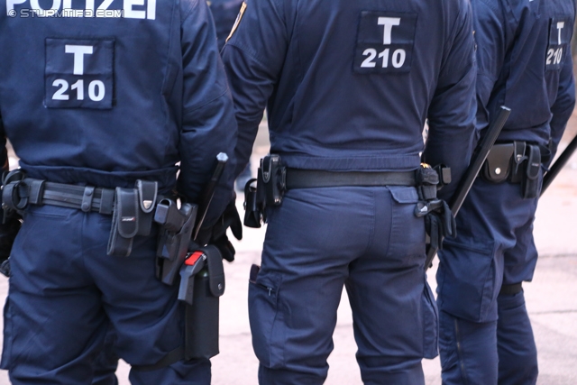 Innsbruck - Sturm Graz
Oesterreichische Fussball Bundesliga, 19. Runde,FC Wacker Innsbruck - SK Sturm Graz, Tivoli Stadion Innsbruck, 07.12.2013. 

Foto zeigt Polizei
