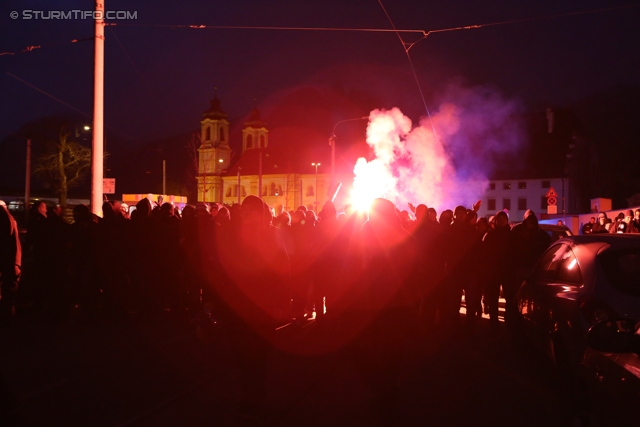 Innsbruck - Sturm Graz
Oesterreichische Fussball Bundesliga, 19. Runde,FC Wacker Innsbruck - SK Sturm Graz, Tivoli Stadion Innsbruck, 07.12.2013. 

Foto zeigt Fans von Sturm beim Corteo
Schlüsselwörter: pyrotechnik