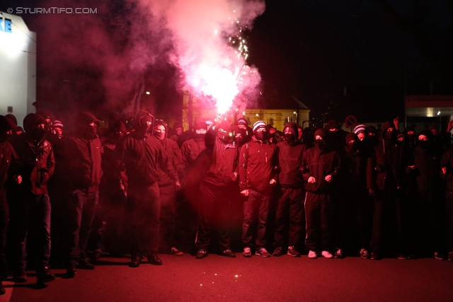 Innsbruck - Sturm Graz
Oesterreichische Fussball Bundesliga, 19. Runde,FC Wacker Innsbruck - SK Sturm Graz, Tivoli Stadion Innsbruck, 07.12.2013. 

Foto zeigt Fans von Sturm beim Corteo
Schlüsselwörter: pyrotechnik