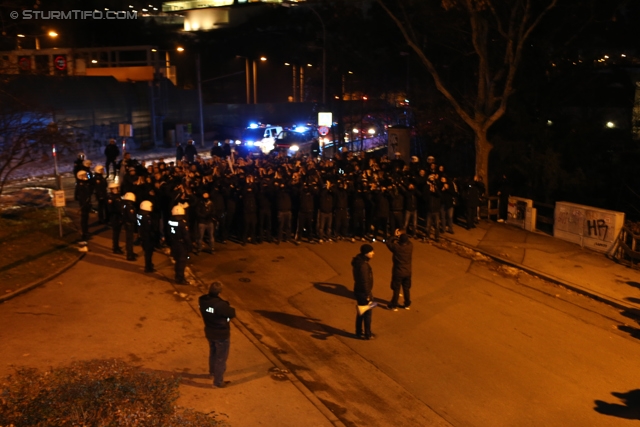 Innsbruck - Sturm Graz
Oesterreichische Fussball Bundesliga, 19. Runde,FC Wacker Innsbruck - SK Sturm Graz, Tivoli Stadion Innsbruck, 07.12.2013. 

Foto zeigt Fans von Sturm beim Corteo
