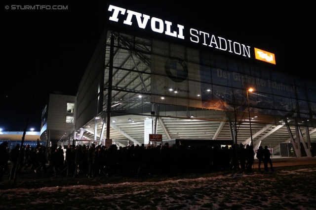 Innsbruck - Sturm Graz
Oesterreichische Fussball Bundesliga, 19. Runde,FC Wacker Innsbruck - SK Sturm Graz, Tivoli Stadion Innsbruck, 07.12.2013. 

Foto zeigt Fans von Sturm beim Corteo vorm Tivoli Neu
