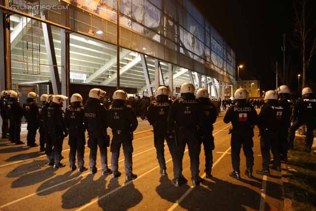 Innsbruck - Sturm Graz
Oesterreichische Fussball Bundesliga, 19. Runde,FC Wacker Innsbruck - SK Sturm Graz, Tivoli Stadion Innsbruck, 07.12.2013. 

Foto zeigt Polizei
