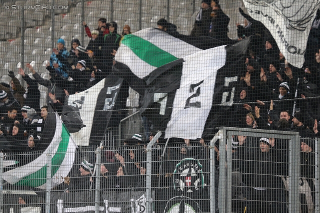 Innsbruck - Sturm Graz
Oesterreichische Fussball Bundesliga, 19. Runde,FC Wacker Innsbruck - SK Sturm Graz, Tivoli Stadion Innsbruck, 07.12.2013. 

Foto zeigt Fans von Sturm
