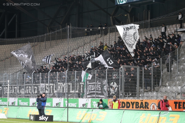 Innsbruck - Sturm Graz
Oesterreichische Fussball Bundesliga, 19. Runde,FC Wacker Innsbruck - SK Sturm Graz, Tivoli Stadion Innsbruck, 07.12.2013. 

Foto zeigt Fans von Sturm
