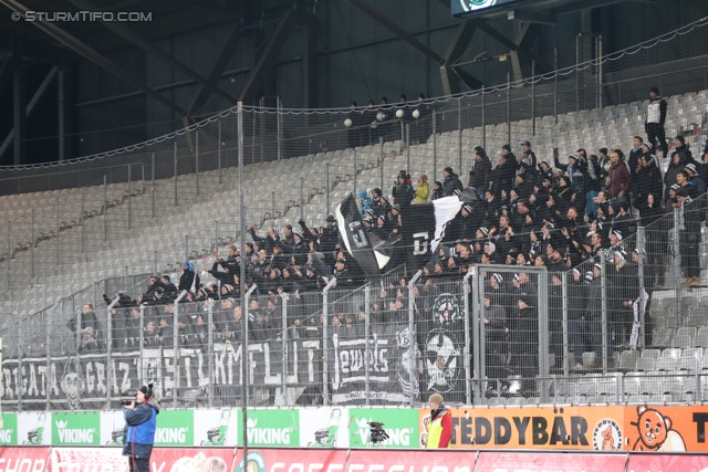 Innsbruck - Sturm Graz
Oesterreichische Fussball Bundesliga, 19. Runde,FC Wacker Innsbruck - SK Sturm Graz, Tivoli Stadion Innsbruck, 07.12.2013. 

Foto zeigt Fans von Sturm
