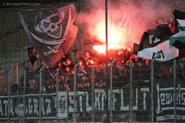 Innsbruck - Sturm Graz
Oesterreichische Fussball Bundesliga, 19. Runde,FC Wacker Innsbruck - SK Sturm Graz, Tivoli Stadion Innsbruck, 07.12.2013. 

Foto zeigt Fans von Sturm
Schlüsselwörter: pyrotechnik