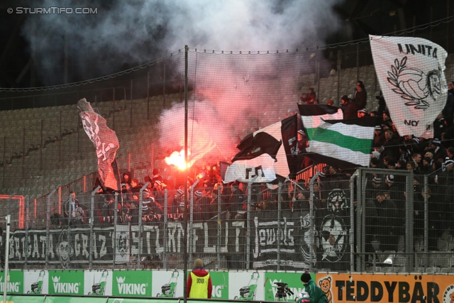 Innsbruck - Sturm Graz
Oesterreichische Fussball Bundesliga, 19. Runde,FC Wacker Innsbruck - SK Sturm Graz, Tivoli Stadion Innsbruck, 07.12.2013. 

Foto zeigt Fans von Sturm
Schlüsselwörter: pyrotechnik