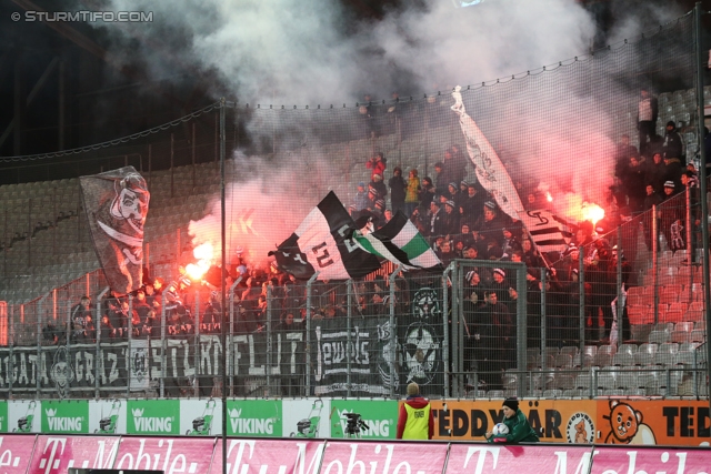 Innsbruck - Sturm Graz
Oesterreichische Fussball Bundesliga, 19. Runde,FC Wacker Innsbruck - SK Sturm Graz, Tivoli Stadion Innsbruck, 07.12.2013. 

Foto zeigt Fans von Sturm
Schlüsselwörter: pyrotechnik