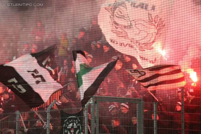 Innsbruck - Sturm Graz
Oesterreichische Fussball Bundesliga, 19. Runde,FC Wacker Innsbruck - SK Sturm Graz, Tivoli Stadion Innsbruck, 07.12.2013. 

Foto zeigt Fans von Sturm
Schlüsselwörter: pyrotechnik