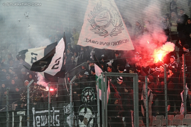 Innsbruck - Sturm Graz
Oesterreichische Fussball Bundesliga, 19. Runde,FC Wacker Innsbruck - SK Sturm Graz, Tivoli Stadion Innsbruck, 07.12.2013. 

Foto zeigt Fans von Sturm
Schlüsselwörter: pyrotechnik