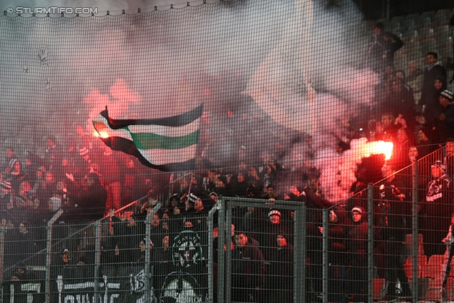 Innsbruck - Sturm Graz
Oesterreichische Fussball Bundesliga, 19. Runde,FC Wacker Innsbruck - SK Sturm Graz, Tivoli Stadion Innsbruck, 07.12.2013. 

Foto zeigt Fans von Sturm
Schlüsselwörter: pyrotechnik