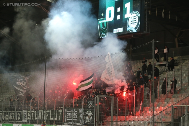 Innsbruck - Sturm Graz
Oesterreichische Fussball Bundesliga, 19. Runde,FC Wacker Innsbruck - SK Sturm Graz, Tivoli Stadion Innsbruck, 07.12.2013. 

Foto zeigt Fans von Sturm
Schlüsselwörter: pyrotechnik