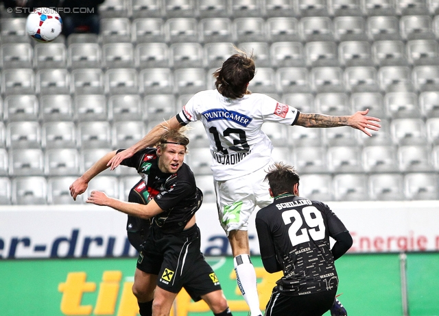 Innsbruck - Sturm Graz
Oesterreichische Fussball Bundesliga, 19. Runde,FC Wacker Innsbruck - SK Sturm Graz, Tivoli Stadion Innsbruck, 07.12.2013. 

Foto zeigt Nikola Vujadinovic (Sturm) und Christian Schilling (Innsbruck)
