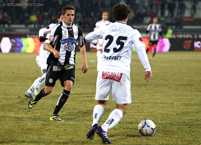 Wolfsberg - Sturm Graz
Oesterreichische Fussball Bundesliga, 16. Runde, Wolfsberger AC - SK Sturm Graz, Lavanttal-Arena Wolfsberg, 11.12.2013. 

Foto zeigt Anel Hadzic (Sturm) und Joachim Standfest (Wolfsberg)
